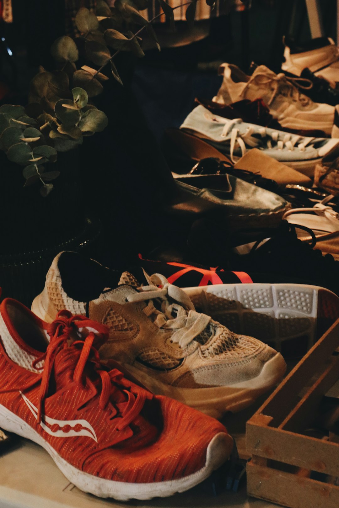 ランニングシューズを選ぶイメージ。専門店・公式通販・Amazon・楽天の購入先比較。Photo: Juan Pablo Valdez / Unsplash